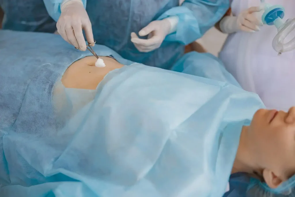 Profissional de saúde realizando antissepsia da pele de paciente com gaze antes de procedimento cirúrgico