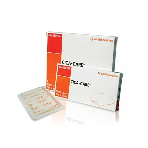 Caixas do produto Cica-Care™ da Smith & Nephew em dois tamanhos, ao lado da placa de silicone aberta