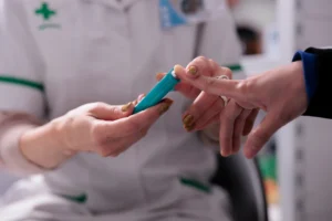 Profissional de saúde realizando teste Point of Care (PoCT) com dispositivo portátil para diagnóstico rápido.