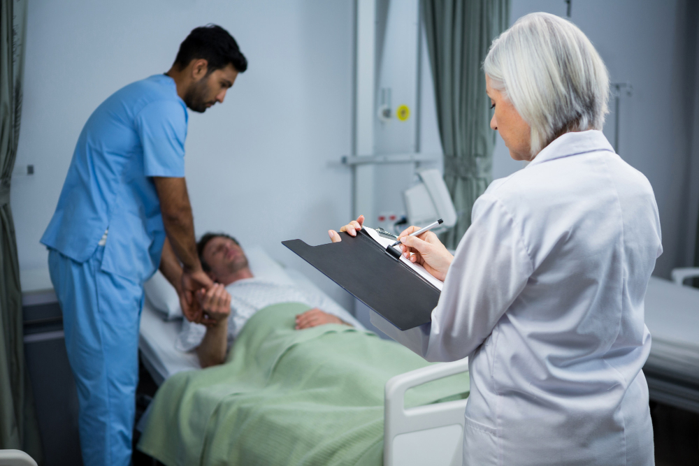  Médica anotando resultados em prancheta enquanto enfermeiro atende paciente durante exame para lactato